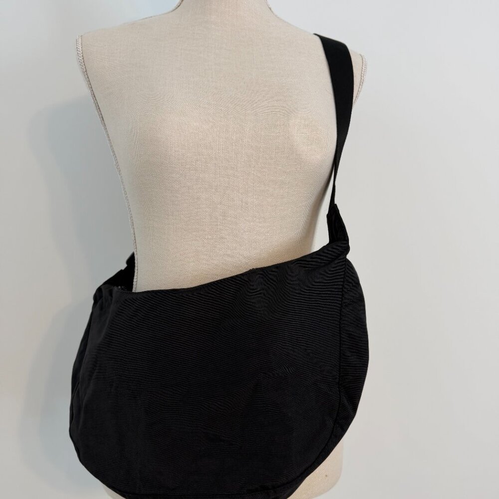 New Black Crossbody Cresent Sling Bag with Storage Pouch Water Restistant - Picture 2 of 11